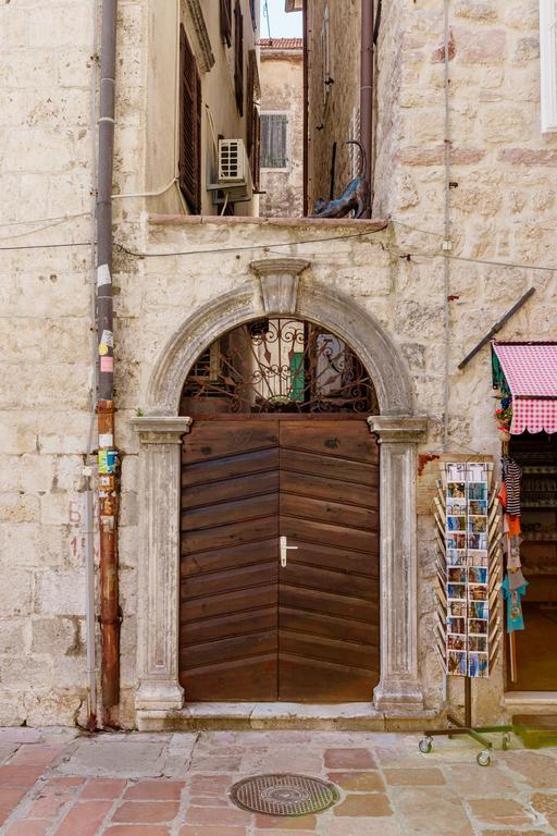 Old Town Museum Square Apartment Kotor Bagian luar foto