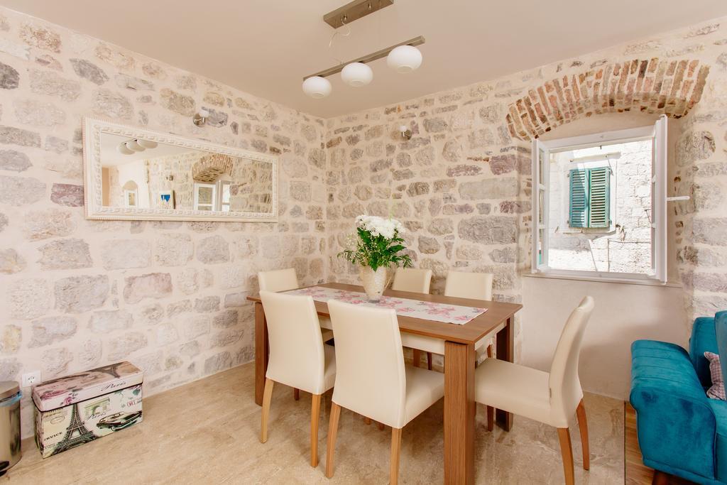 Old Town Museum Square Apartment Kotor Bagian luar foto