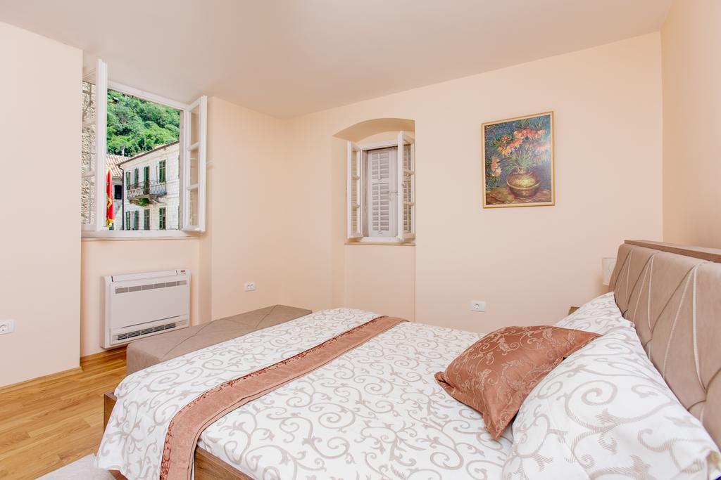Old Town Museum Square Apartment Kotor Bagian luar foto